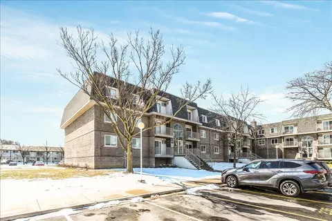 831 Mcintosh Ct #208, Prospect Heights, IL 60070