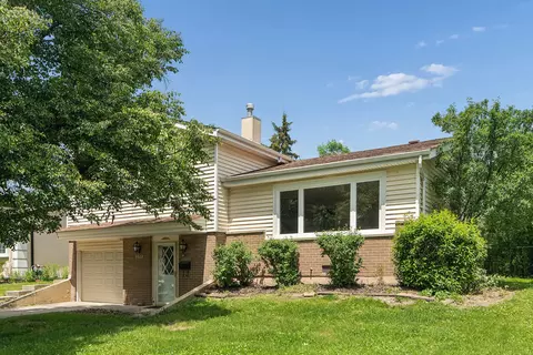 9018 Forest Ln E, Hickory Hills, IL 60457