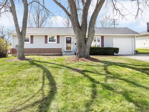 390 Arrowhead Trl, Carol Stream, IL 60188