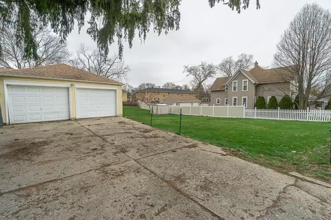 Exterior - 253 Mcclure Ave, Elgin, IL 60123 photo 3 of 4