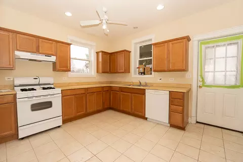 Kitchen - 253 Mcclure Ave, Elgin, IL 60123 photo 2 of 3