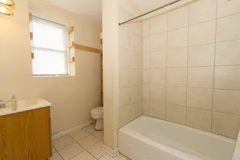 Bath - 253 Mcclure Ave, Elgin, IL 60123 photo 3 of 3