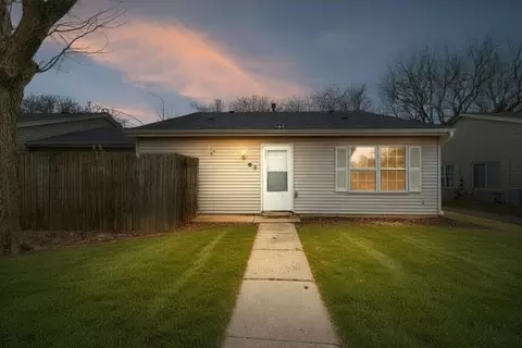 80 Fernwood Dr #O, Bolingbrook, IL 60440