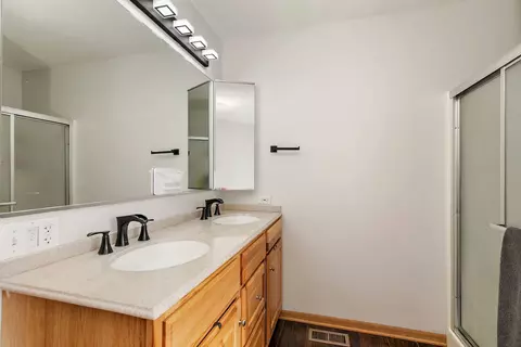Bath - 1335 Deerpath Rd, Aurora, IL 60506 photo 1 of 4