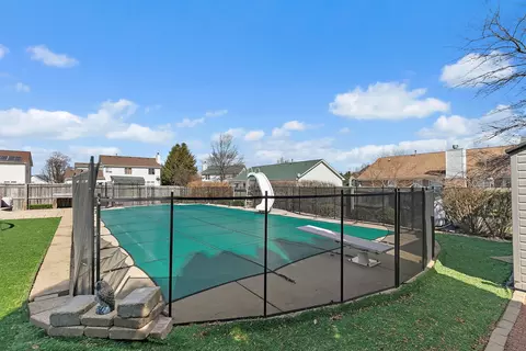 Exterior - 1335 Deerpath Rd, Aurora, IL 60506 photo 9 of 11
