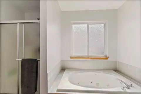 Bath - 1335 Deerpath Rd, Aurora, IL 60506 photo 2 of 4
