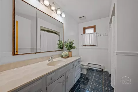 Bath - 401 E Side Dr, Geneva, IL 60134 photo 1 of 4