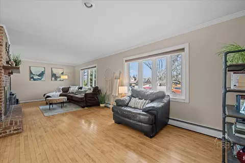 Living - 401 E Side Dr, Geneva, IL 60134 photo 3 of 6