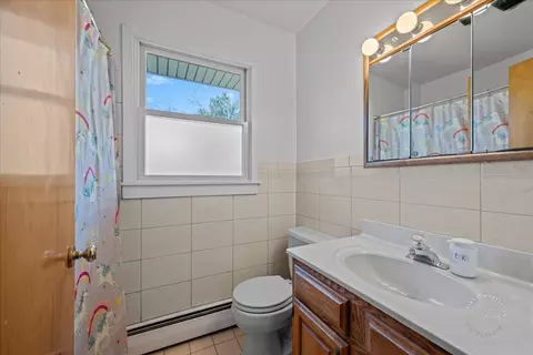 Bath - 401 E Side Dr, Geneva, IL 60134 photo 2 of 4