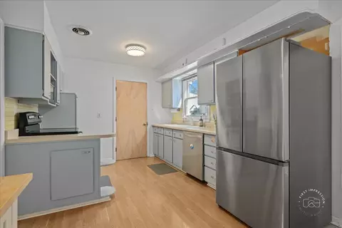 Kitchen - 401 E Side Dr, Geneva, IL 60134 photo 1 of 2