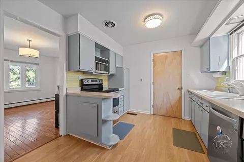 Kitchen - 401 E Side Dr, Geneva, IL 60134 photo 2 of 2