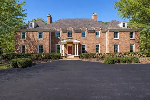 568 Plymouth Dr, Inverness, IL 60067