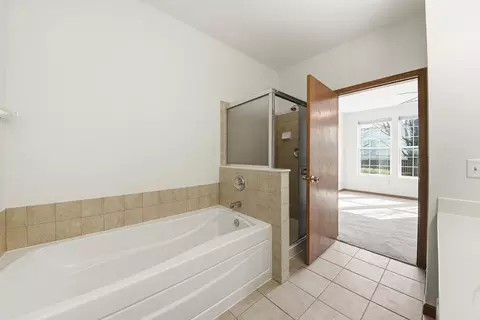 Bath - 1426 Westhampton Dr, Plainfield, IL 60586 photo 3 of 3