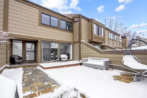 122 Aberdeen Ct, Geneva, IL 60134