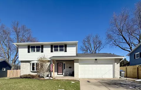 1904 Valley Vista Dr, Bettendorf, IA 52722