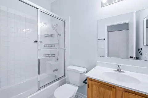 Bath - 1329 E 61st St, Chicago, IL 60637 photo 3 of 3