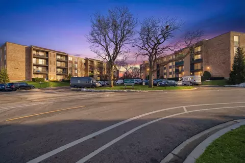 1103 S Hunt Club Dr #129, Mount Prospect, IL 60056