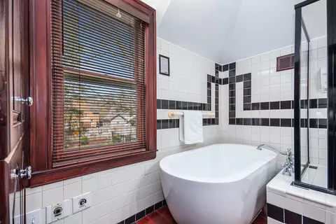 Bath - 336 Hamilton Ave, Elgin, IL 60123 photo 3 of 4