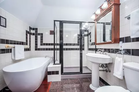 Bath - 336 Hamilton Ave, Elgin, IL 60123 photo 2 of 4