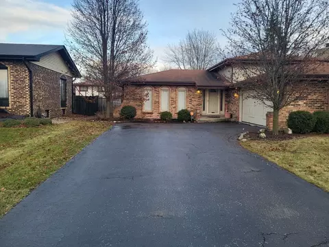 18555 Olde Farm Rd, Lansing, IL 60438
