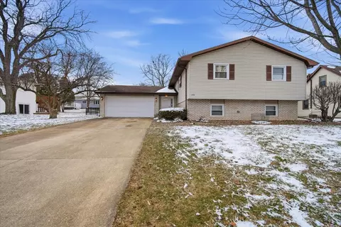 1204 Kim Dr, Bloomington, IL 61704