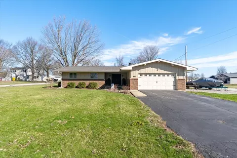 105 W School St, Le Roy, IL 61752