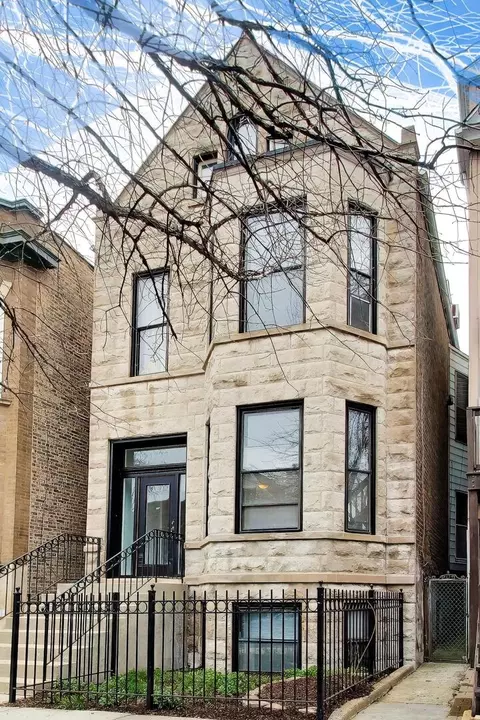 1322 W Barry Ave, Chicago, IL 60657