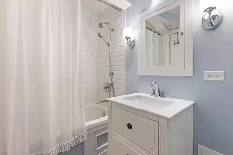 Bath - 210 E Pearson St #4C, Chicago, IL 60611 photo 1 of 4