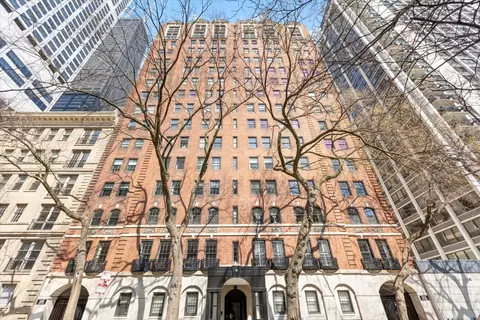 210 E Pearson St #4C, Chicago, IL 60611