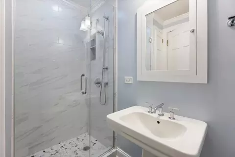 Bath - 210 E Pearson St #4C, Chicago, IL 60611 photo 2 of 4
