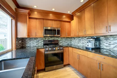 Kitchen - 2226 Langdon Pl, Hoffman Estates, IL 60169 photo 2 of 3