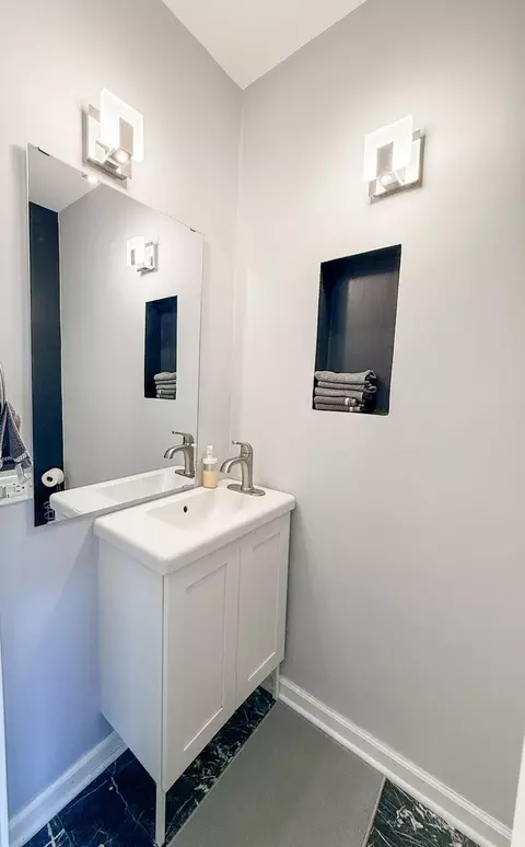 Bath - 2226 Langdon Pl, Hoffman Estates, IL 60169 photo 3 of 4
