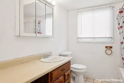 Bath - 2702 Baldwin Rd, Mchenry, IL 60050 photo 1 of 2