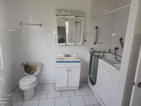 Bath - 6927 S Perry Ave, Chicago, IL 60621 photo 1 of 3