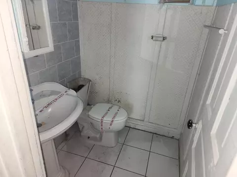 Bath - 6927 S Perry Ave, Chicago, IL 60621 photo 3 of 3