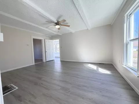 Living - 2123 Clay St, Murphysboro, IL 62966 photo 4 of 10