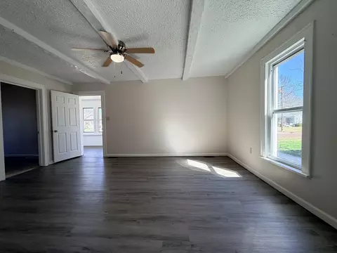 Living - 2123 Clay St, Murphysboro, IL 62966 photo 6 of 10