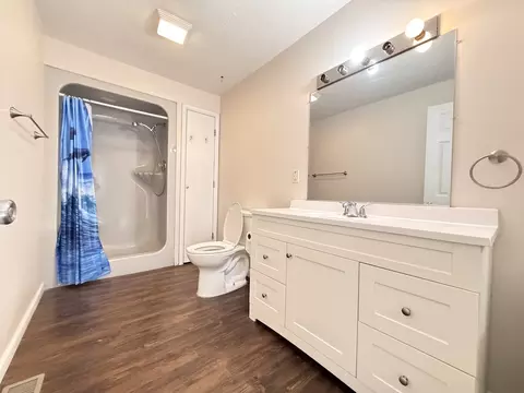 Bath - 2123 Clay St, Murphysboro, IL 62966 photo 1 of 6