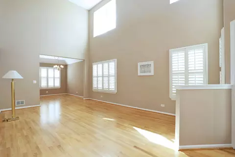 Living - 301 Bay Dr, Itasca, IL 60143 photo 3 of 8
