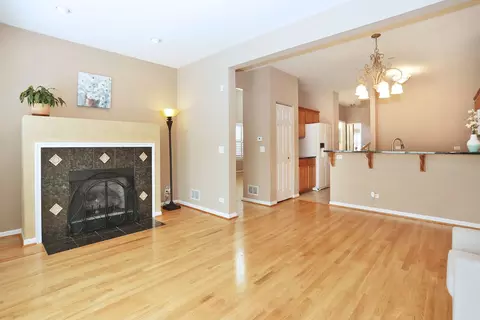 Living - 301 Bay Dr, Itasca, IL 60143 photo 6 of 8