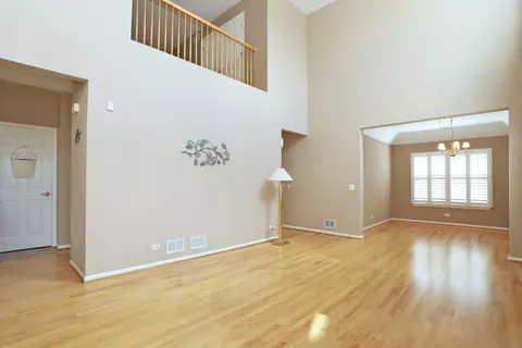 Living - 301 Bay Dr, Itasca, IL 60143 photo 5 of 8