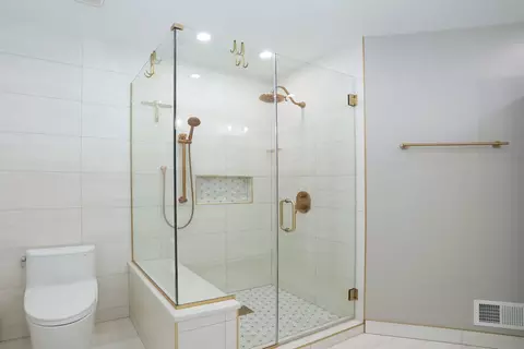 Bath - 301 Bay Dr, Itasca, IL 60143 photo 7 of 8