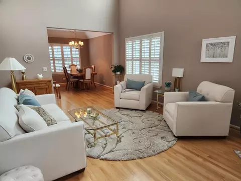 Living - 301 Bay Dr, Itasca, IL 60143 photo 4 of 8