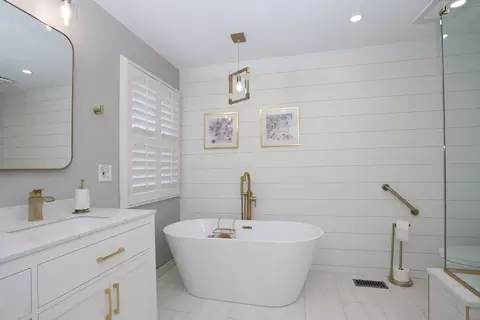 Bath - 301 Bay Dr, Itasca, IL 60143 photo 5 of 8