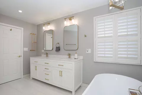 Bath - 301 Bay Dr, Itasca, IL 60143 photo 4 of 8