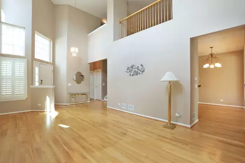 Living - 301 Bay Dr, Itasca, IL 60143 photo 2 of 8