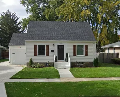 1025 Queen Anne St, Woodstock, IL 60098