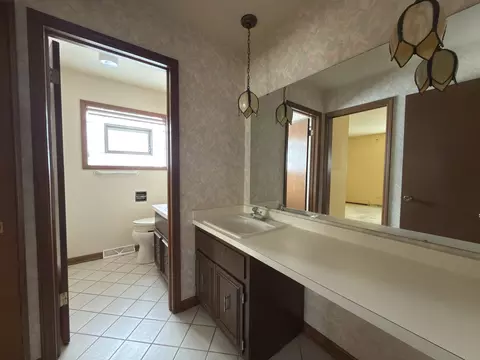 Bath - 7700 Apple Tree Ln, Willowbrook, IL 60527 photo 3 of 5