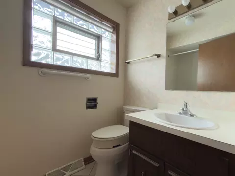 Bath - 7700 Apple Tree Ln, Willowbrook, IL 60527 photo 4 of 5