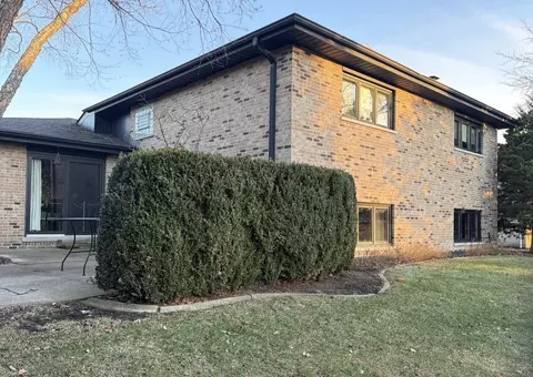 Exterior - 7700 Apple Tree Ln, Willowbrook, IL 60527 photo 2 of 4
